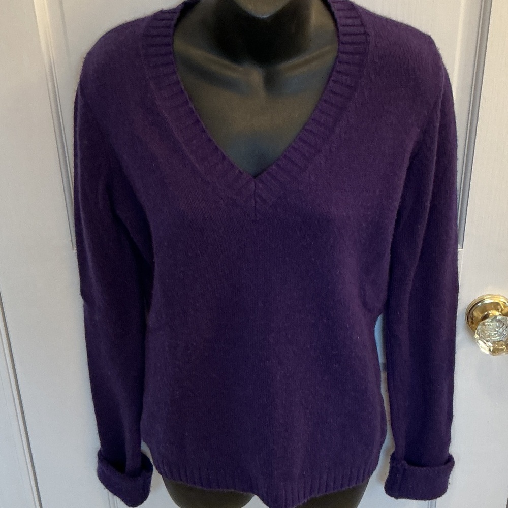 Chic V-Neck Merino and Cashmere Sweater in Rich Purple, Size S/M